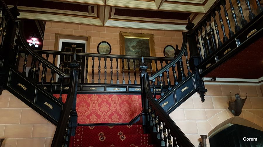 חדר המדרגות הראשי במלון העתיק